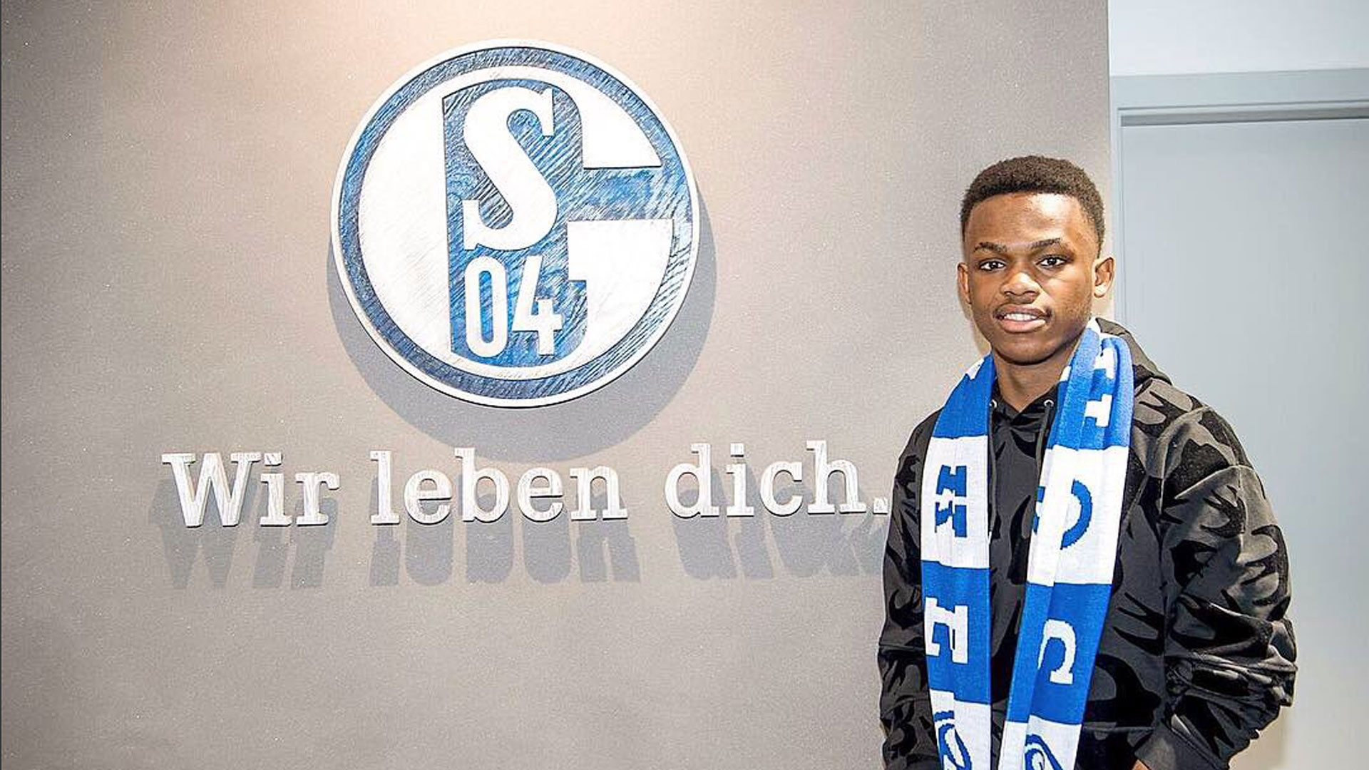 通过敏捷的 通过敏捷的